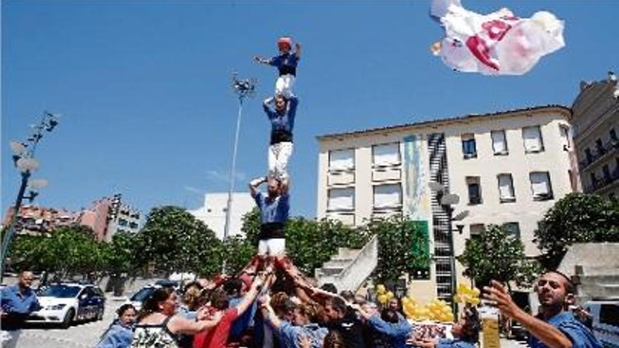 El pilar que van aixecar els Marrecs de Salt, durant la festa del Col·legi de Mediadors.