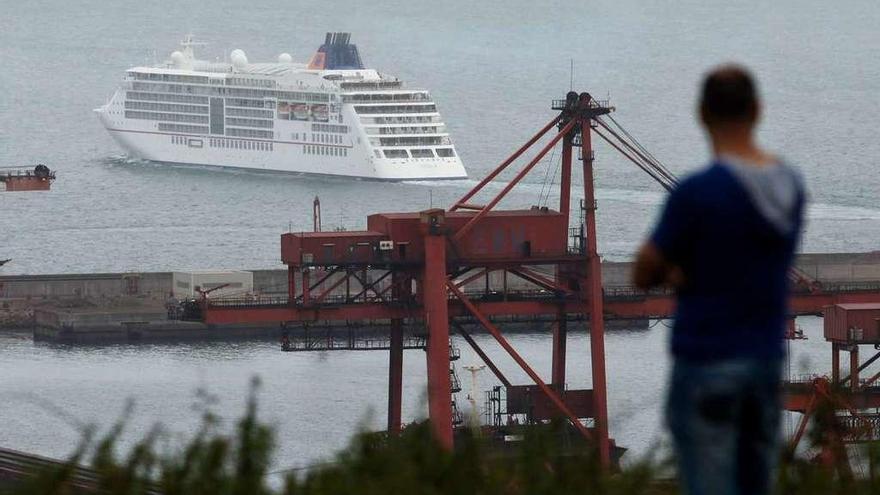 El &quot;Europa 2&quot;, saliendo del puerto gijonés, en una imagen tomada desde la Campa Torres.