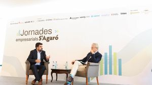Javier Becerra i Martí Saballs durant el diàleg a sAgaró