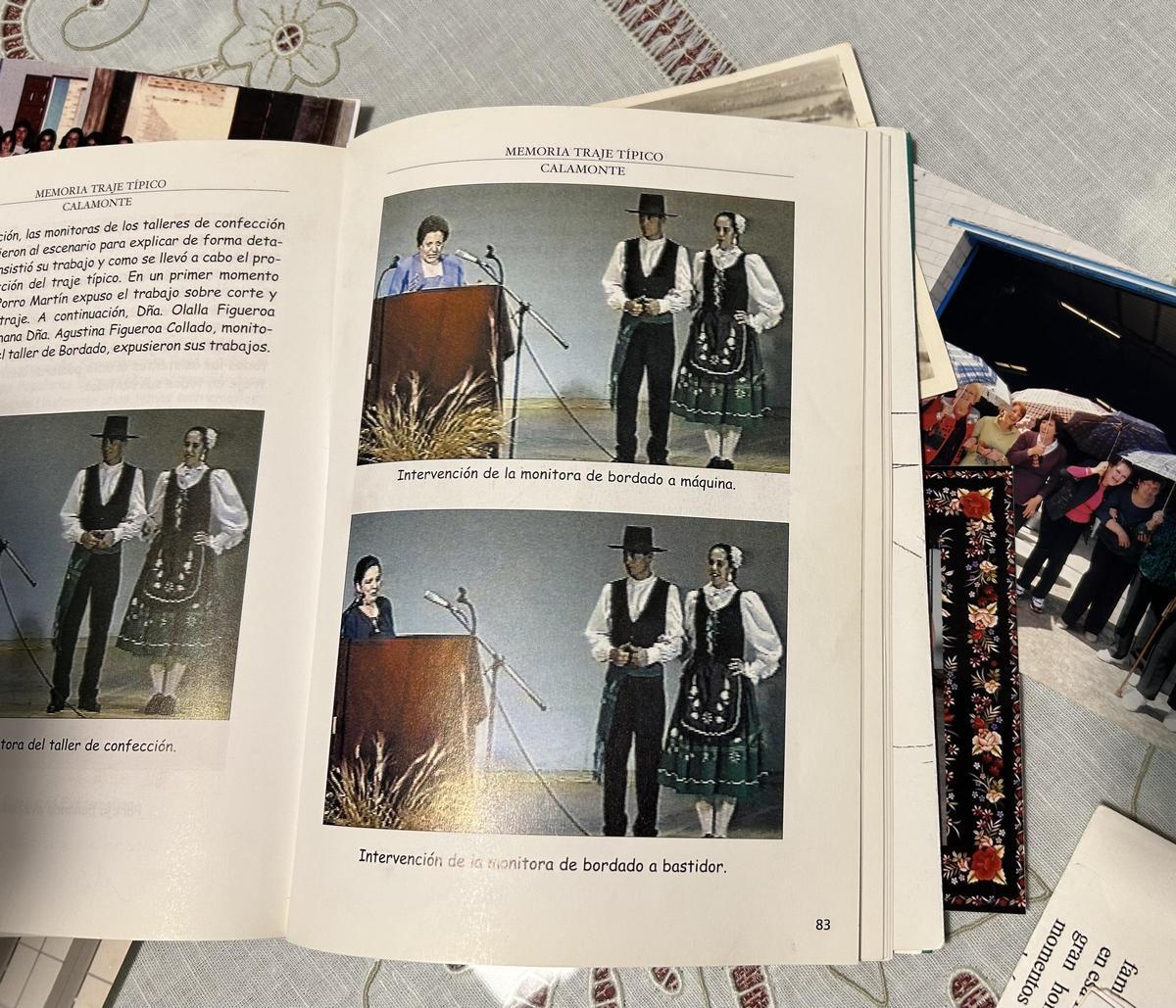 Intervención de Agustina y Eulalia en la presentación del traje típico de Calamonte.