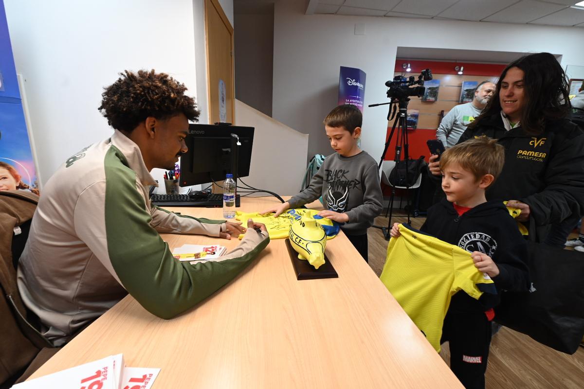 Galería | Baño de masas de Nicolas Pepe y Renato Veiga en Vila-real