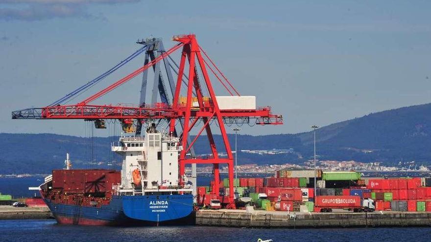 El portacontenedores Alinda operando en la terminal de Boluda en el Puerto de Vilagarcía. // Iñaki Abella