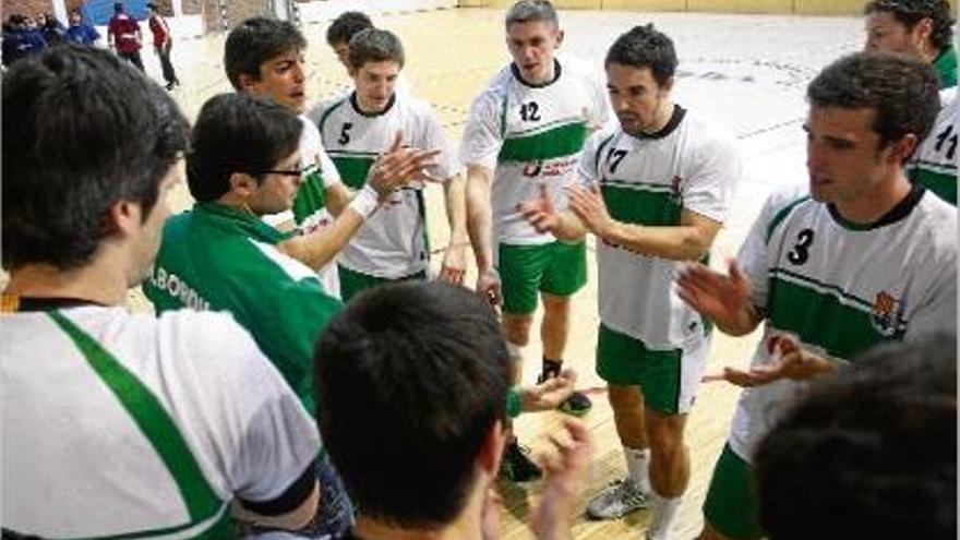 La plantilla del Bordils, sota les ordres de Pau Campos, en un partit d&#039;aquest curs al Pavelló Blanc i Verd.