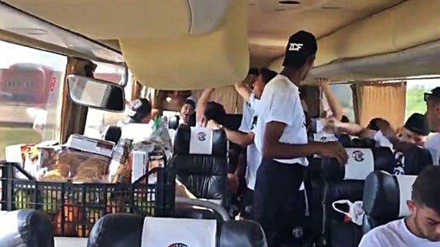 El Zamora CF, en el autobús camino de Miranda de Ebro, donde pernoctó el equipo.