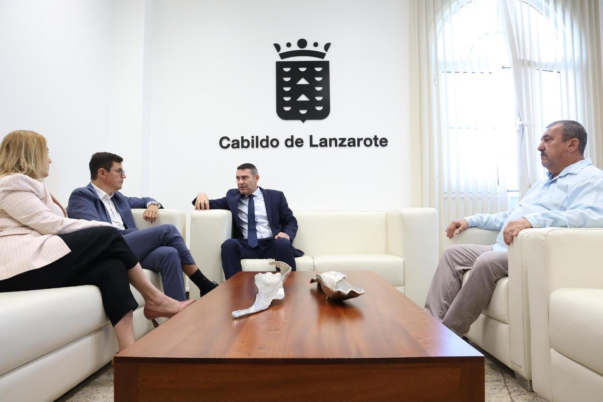 Miguel Ángel Jiménez (d), Oswaldo Betancort y Pablo Rodríguez, este jueves, en el Cabildo de Lanzarote.
