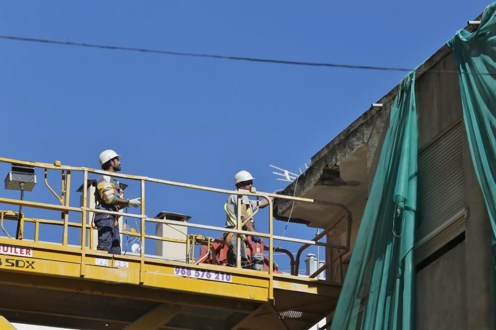 Comienzan las obras de demolición del edificio de la esquina de María Parodi con Ramón Gallud en Torrevieja