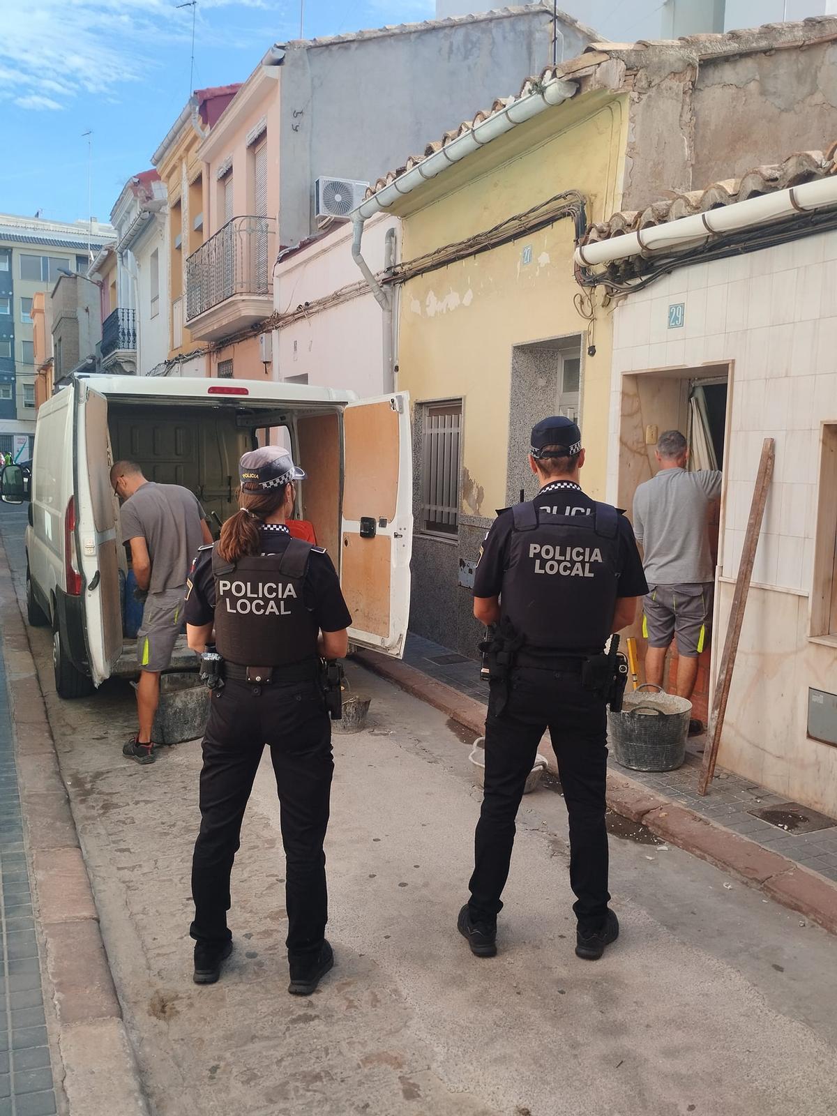 La Policía Local de Burriana ha supervisado la actuación este martes.
