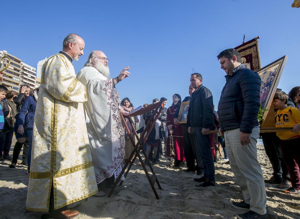 Los ortodoxos celebran en Alicante el bautismo de Jesús con la bendición del mar y con el rito de nadar en busca de la cruz