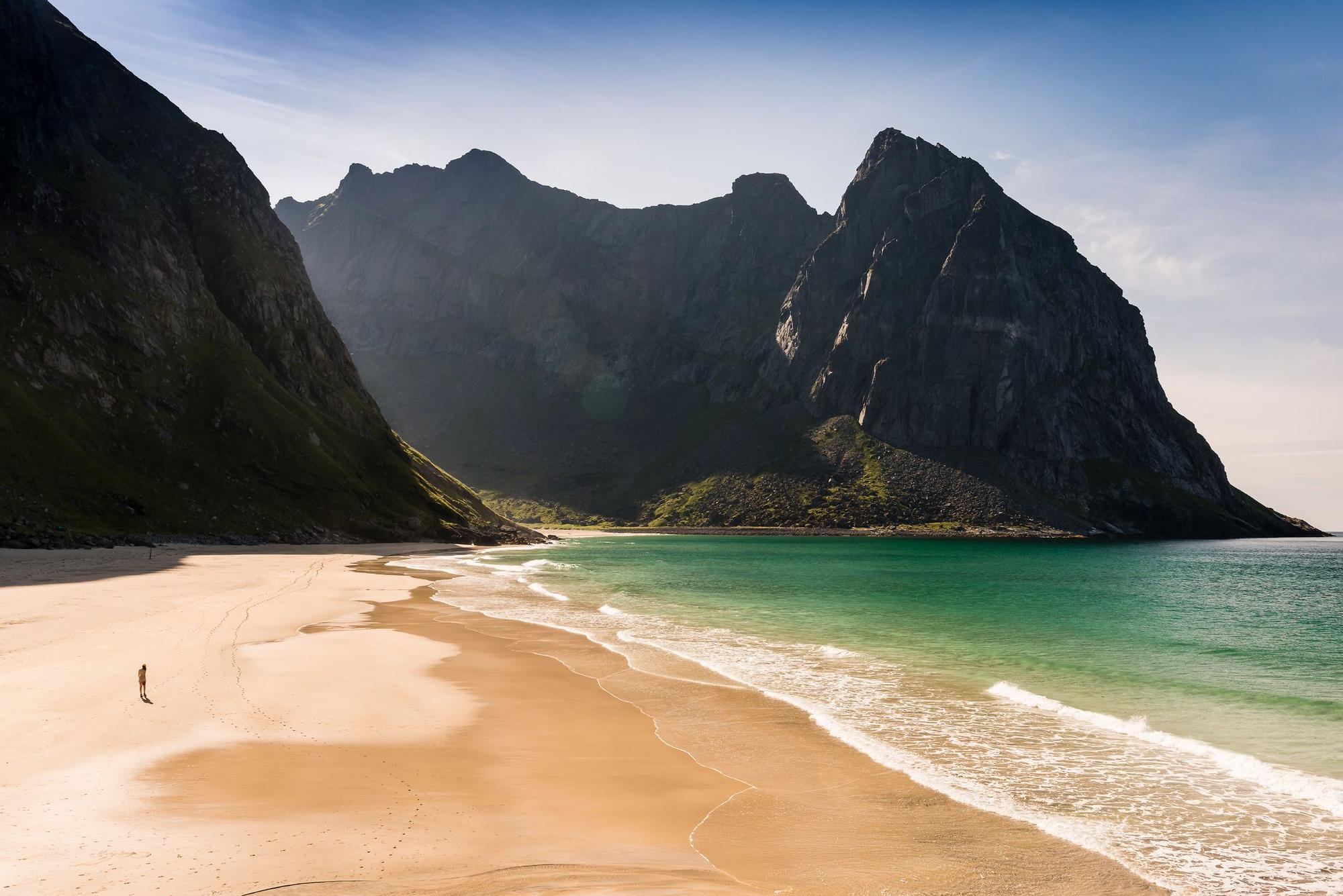 El paisaje más inesperado de Europa está en estas islas: playas que parecen del Caribe, auroras boreales y montañas que caen al mar