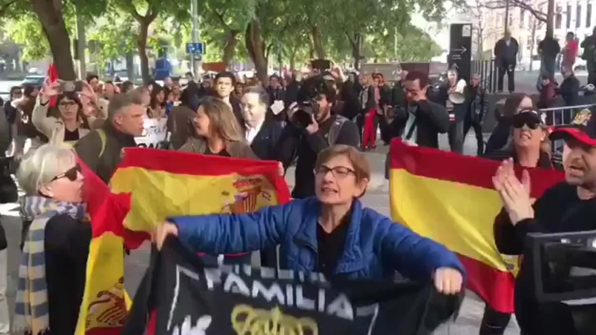 Tensión entre independentistas y partidarios de la Policía en la Ciutat de la Justícia.