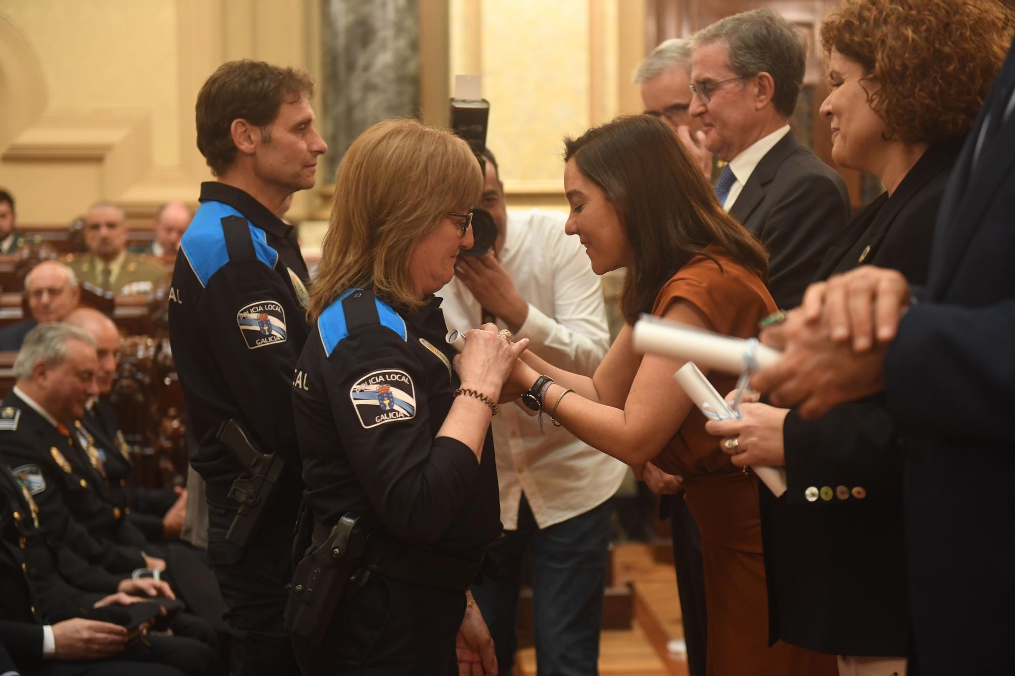 Homenaje a los policías locales de A Coruña que llevan 20 años en el cuerpo