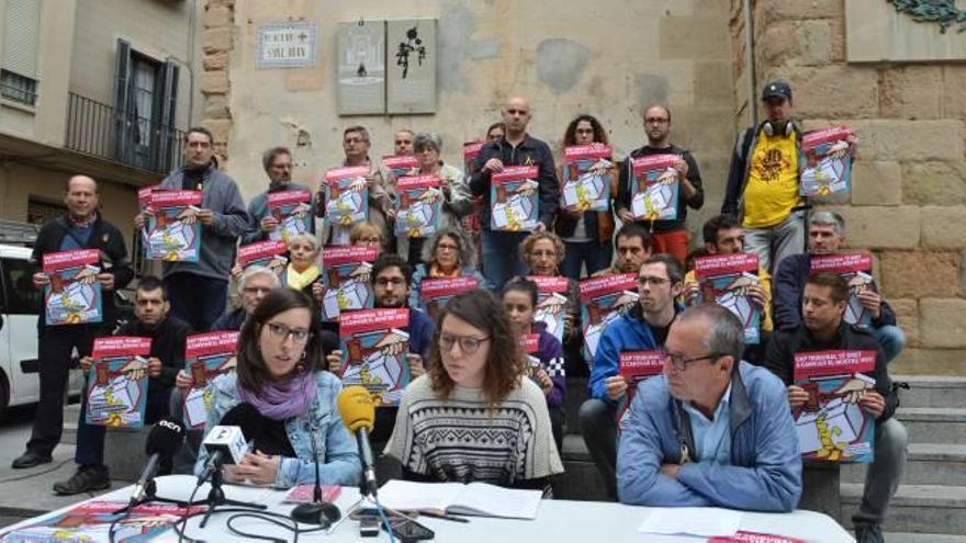 L&#039;alcaldessa de Berga al mig asseguda amb membres del grup, ahir