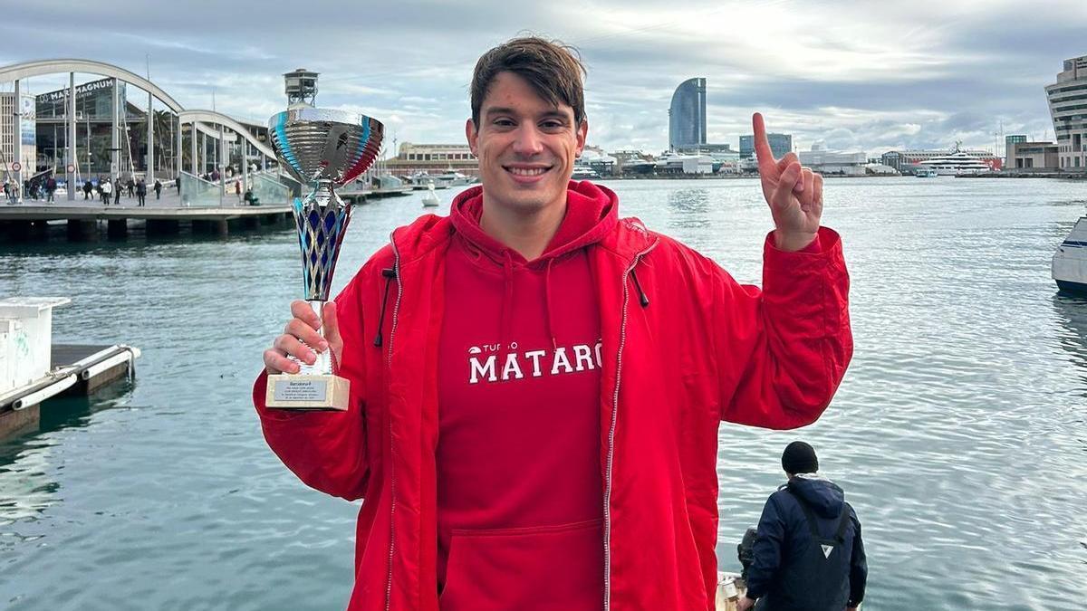 Guillem Pujol, amb la Copa Nadal de natació.