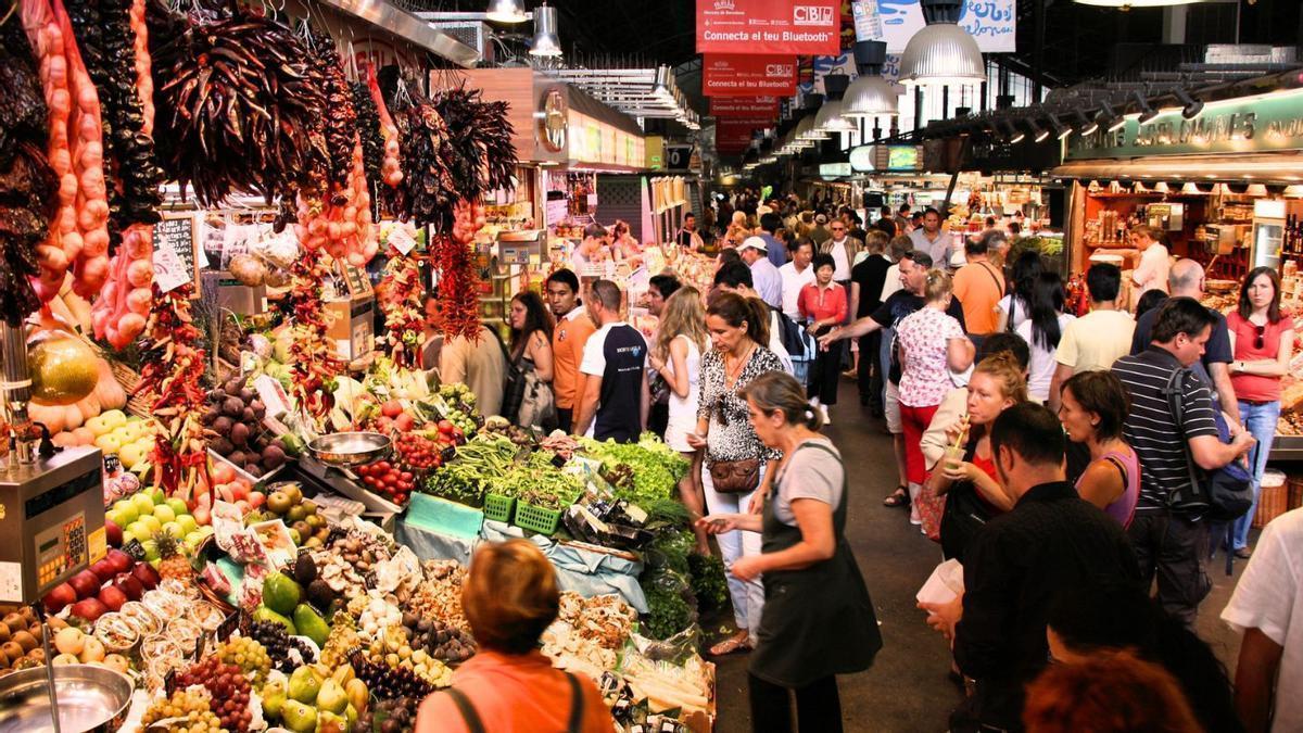 Interior del mercado de la Boquería, en Barcelona, donde se encuentran los productos más frescos y tradicionales de toda la localidad
