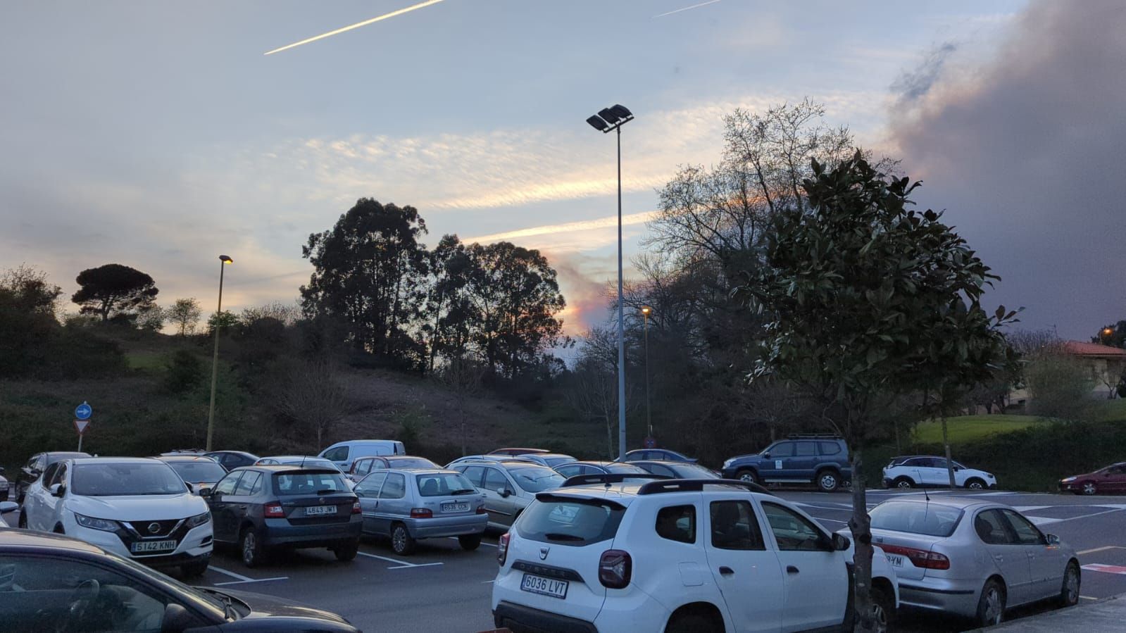 La nube de humo cubre la playa de Salinas y llega a Avilés