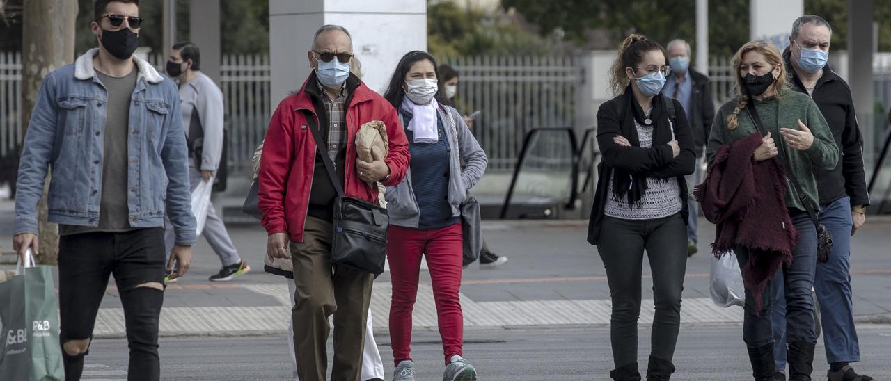 Ciudadanos con mascarilla atravesando las Avenidas a la altura de la Estación Intermodal