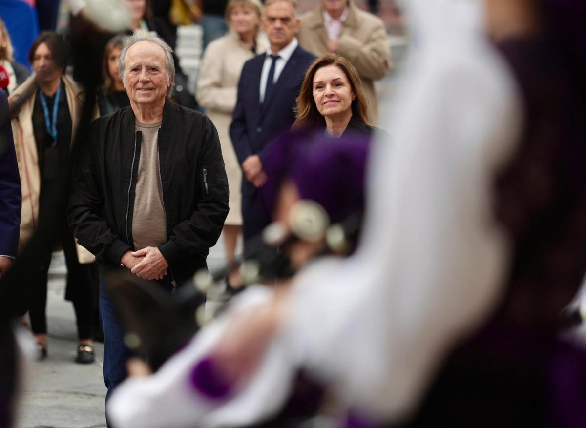 Así fue la llegada de Joan Manuel Serrat a Oviedo para recibir el premio "Princesa de Asturias" de la Artes