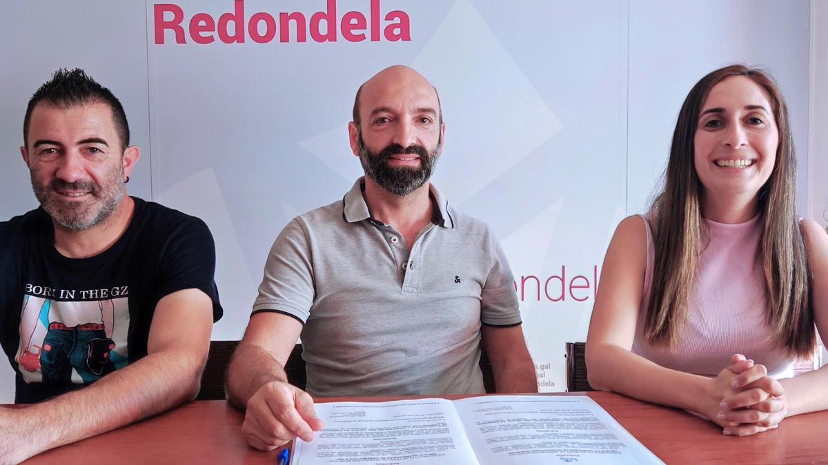Xoan Carlos González (centro), junto a sus compañeros de partido, Jésica García y David Couñago.