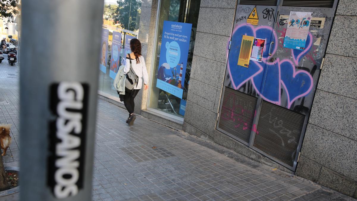 Pegatinas y grafitis, en una calle adyacente a la plaza de Pastrana