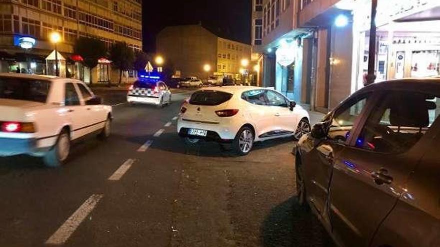 El coche cruzó la calle sin control, con dos jóvenes en su interior, y golpeó a otro que estaba aparcado . // Bernabé