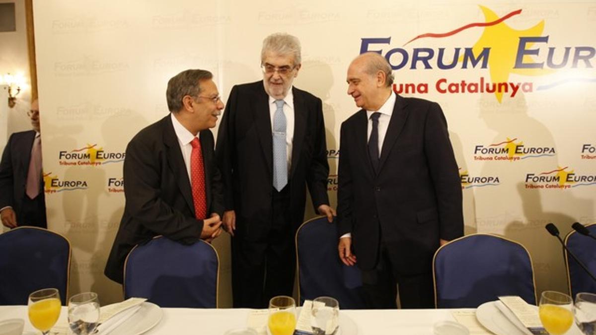 El ministro del Interior, Jorge Fernández Díaz (derecha), junto a José Manuel Lara (centro) y José Folgado, este lunes, en el Forum Europa.