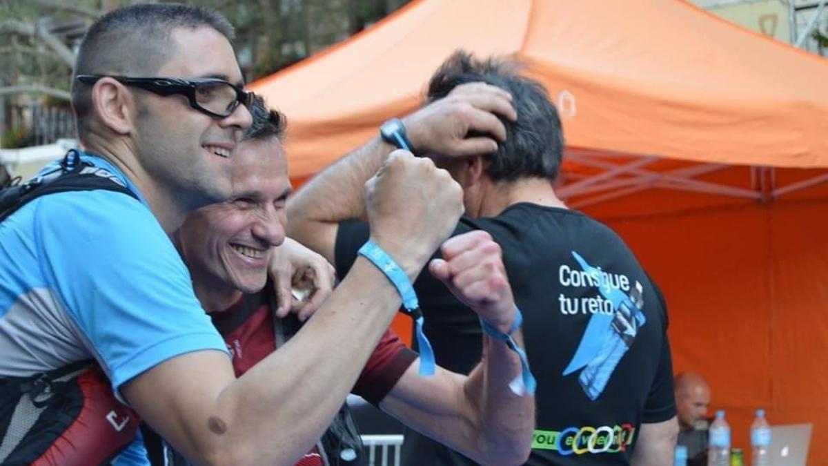Alfredo Gómez y José Luis García celebran tras llegar a la meta en una prueba del Gran Trail de Peñalara (Madrid).