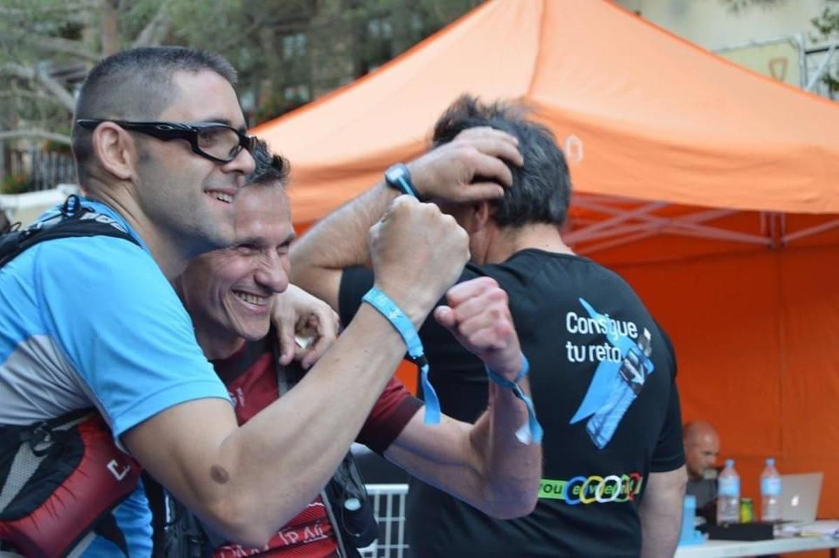 Alfredo Gómez y José Luis García celebran tras llegar a la meta en una prueba del Gran Trail de Peñalara (Madrid).