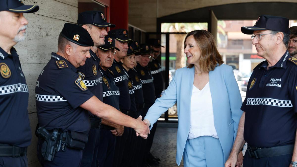 El comisario Lasheras saluda a Catalá en presencia del jefe Herrera.