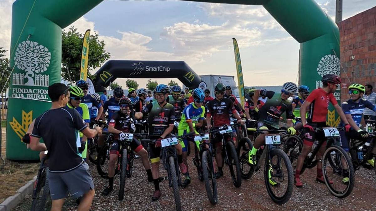 Los corredores, preparados para tomar la salida en Sanzoles.