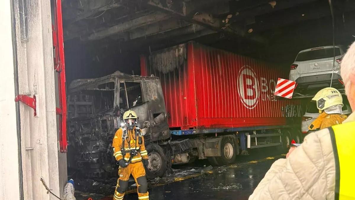 Brand auf der Mallorca-Fähre: Hier quillt der Rauch aus dem Fahrzeugdeck