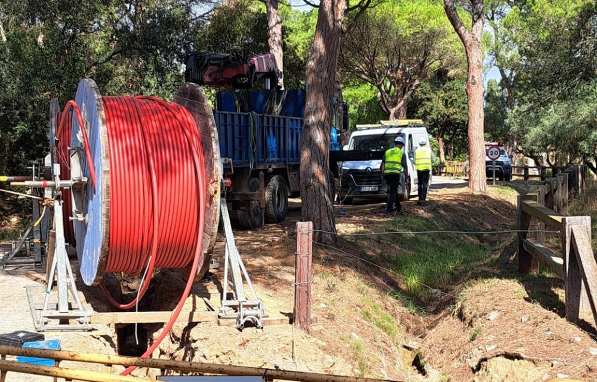 Els tècnics de la companyia treballant en el soterrament.