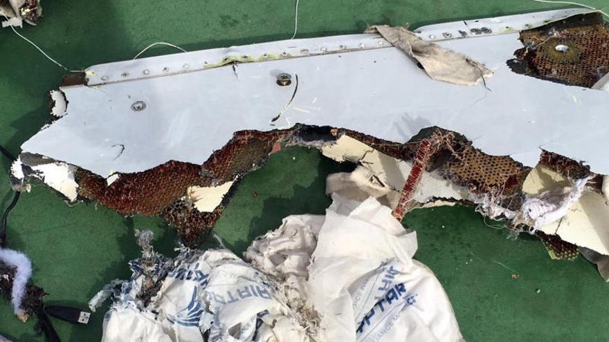 Francia no halla explosivos en los restos de los cuerpos del avión de Egyptair