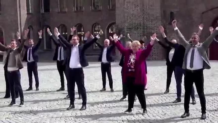 VÍDEO | La primera ministra noruega pone a bailar a su Gobierno