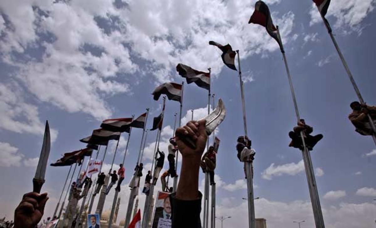 Partidaris del president iemenita, Ali Abdullah Saleh, ensenyen les seves dagues en una concentració a Sanà, Iemen.