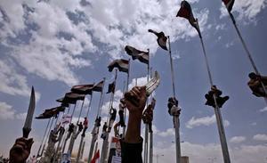 Partidaris del president iemenita, Ali Abdullah Saleh, ensenyen les seves dagues en una concentració a Sanà, Iemen.