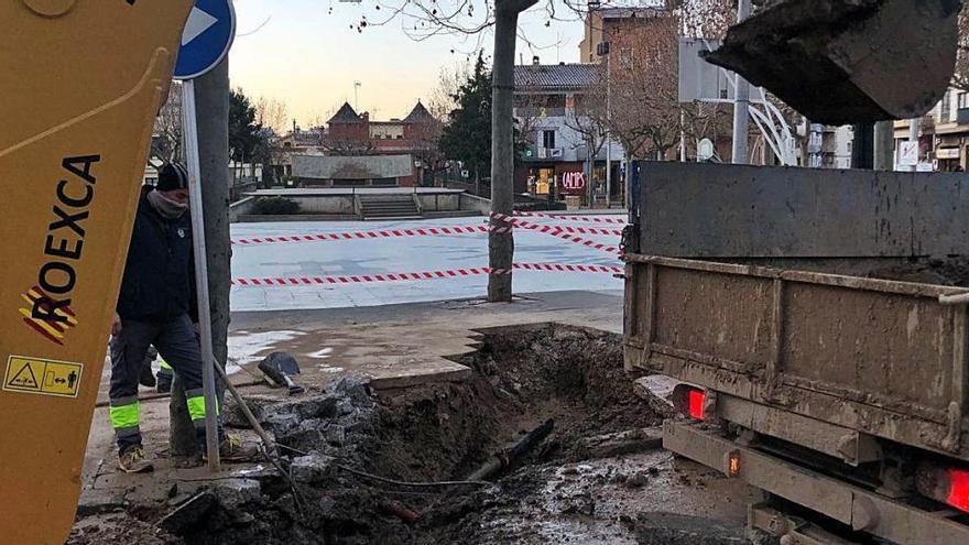 Operaris de l&#039;Ajuntament treballant ahir per solucionar l&#039;avaria a la Plaça del Camp