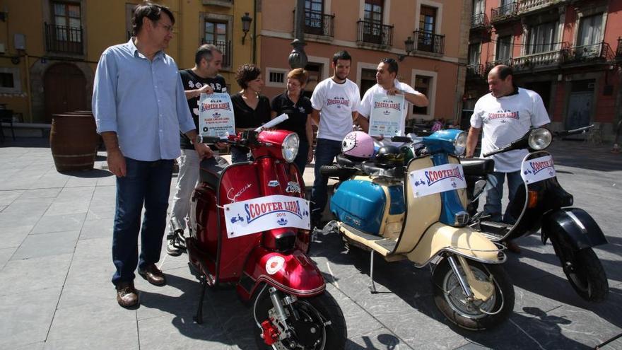 Los organizadores de la &quot;Scooter Liada 2015&quot; en la plaza Carlos Lobo.