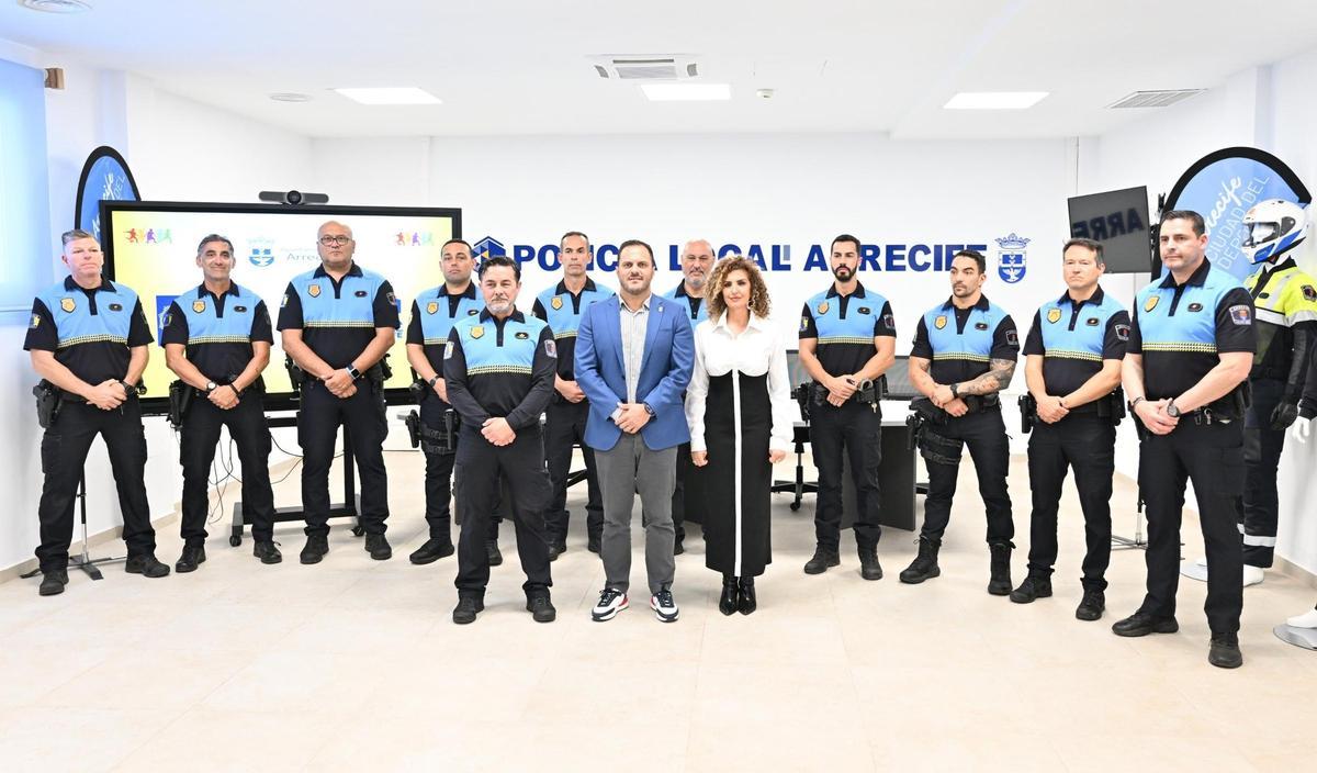 Yonathan de León y Eli Merino, junto a los agentes de Unidad de Prevención, Mediación y Convivencia de la Policía Local de Arrecife