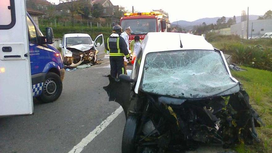 Un muerto tras colisionar con su coche sin carné contra una furgoneta en Ponteareas