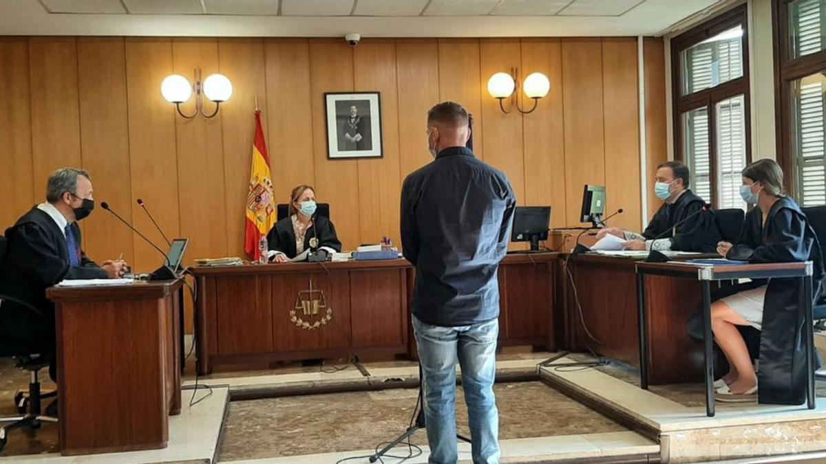 El acusado de robos, ayer, durante el juicio en Palma. |