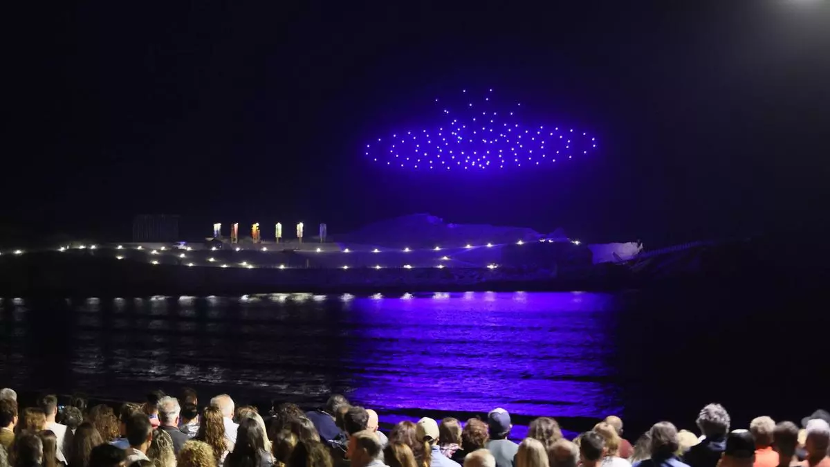 Así fue el espectacular show de drones en Salinas: un firmamento de robots con luces sobre la popular playa