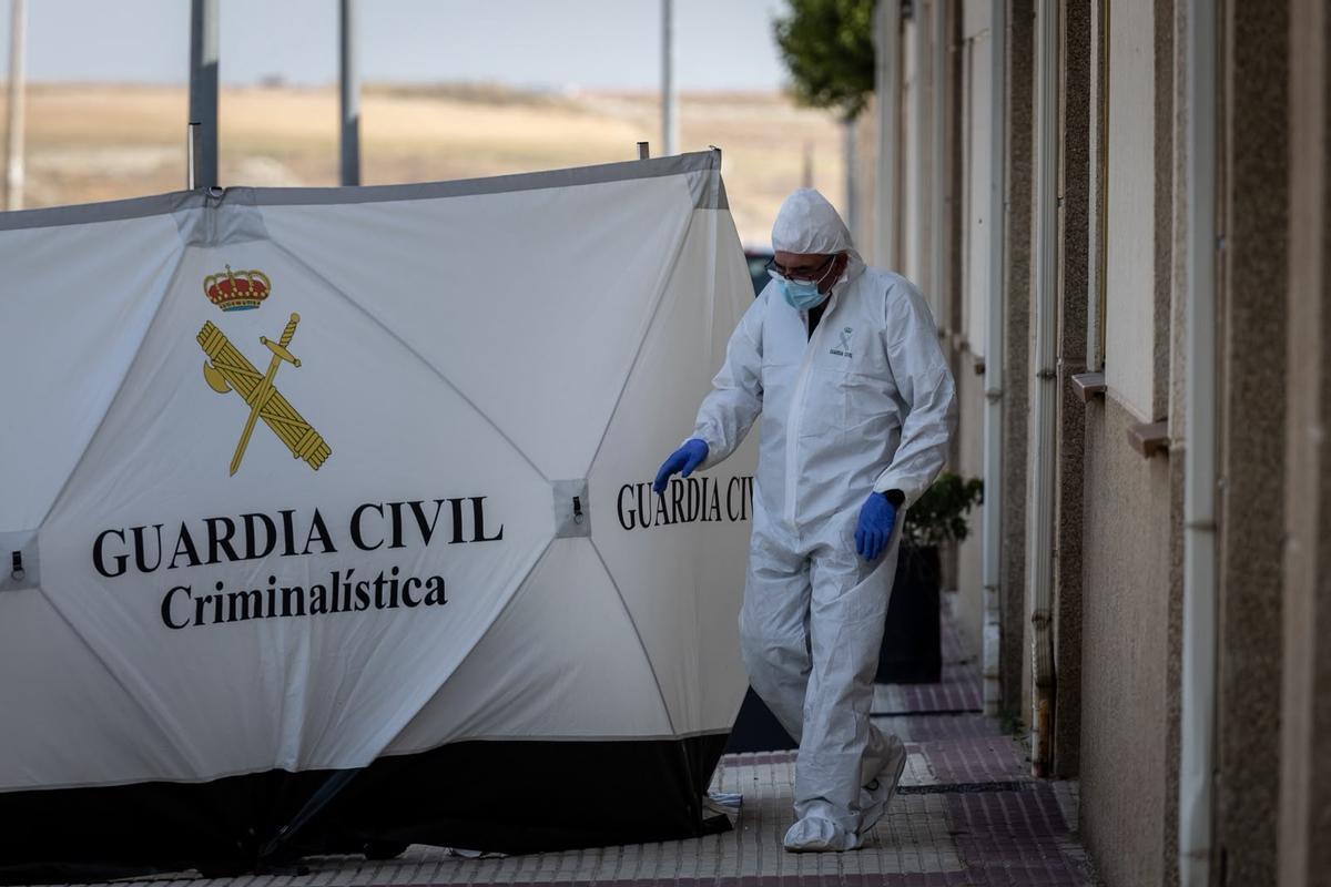 La Policía Científica en el domicilio de los dos vecinos de Tauste, Javier Sánchez y Esther Latorre.