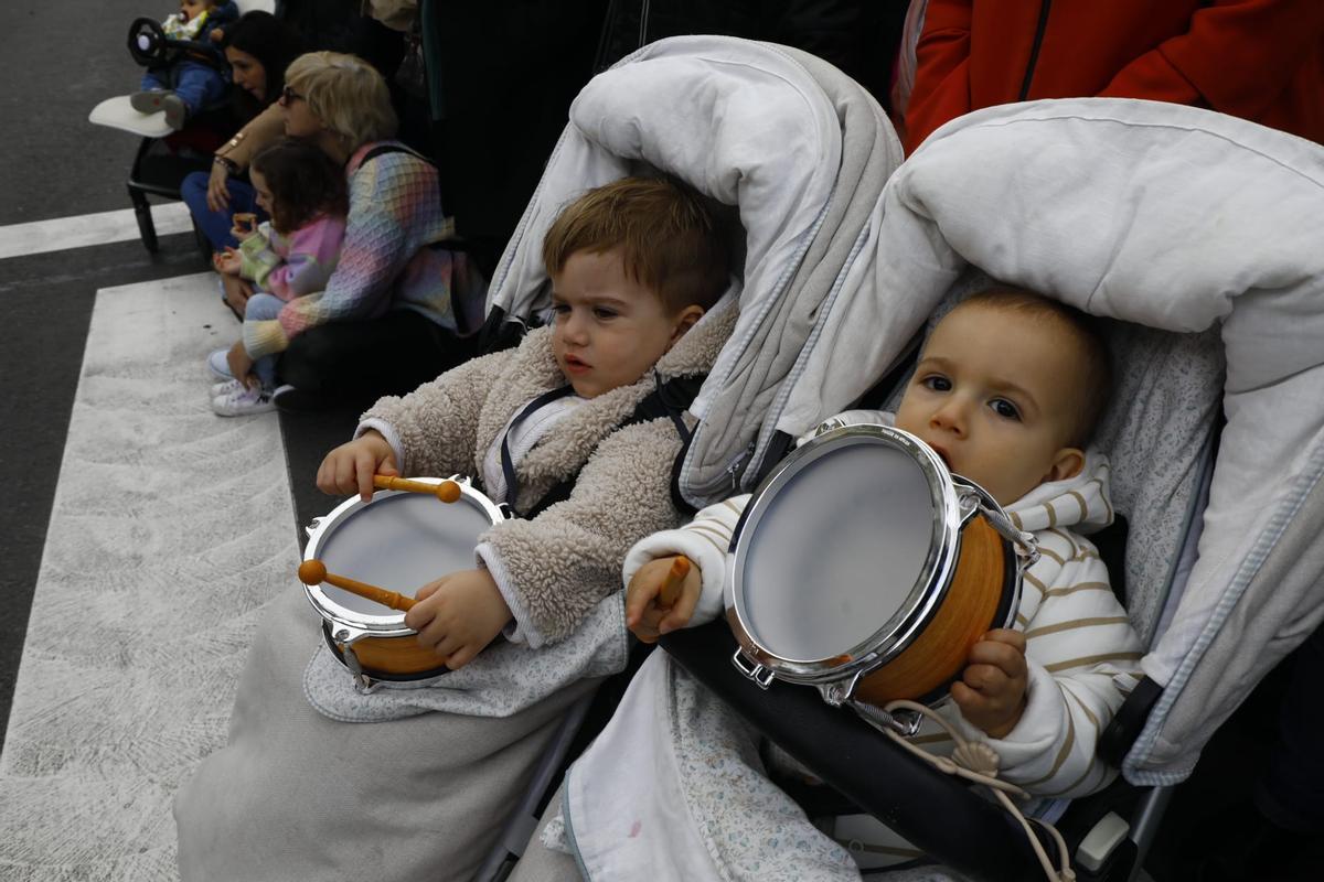Dos pequeños futuros cofrades, con sus tambores en la procesión.