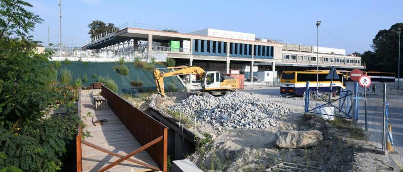 Primeros trabajos para dar continuidad al paseo fluvial y destapar el río de Os Gafos en la terminal.   | // G. SANTOS