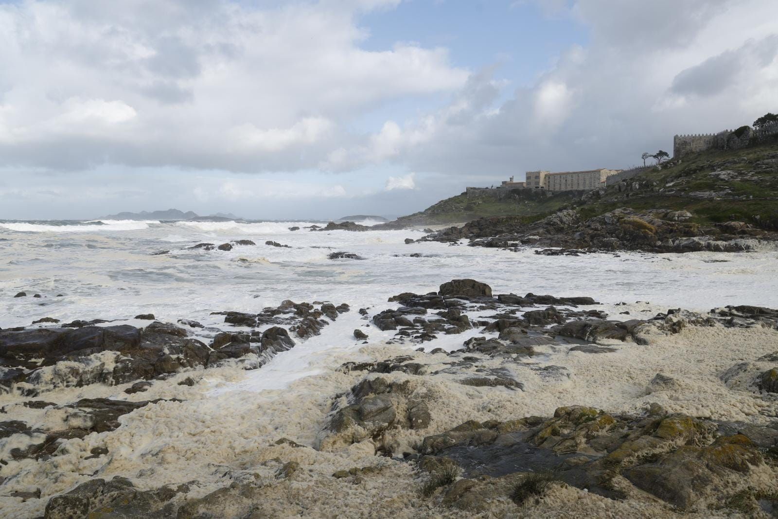 El temporal cubre Baiona con un manto de espuma