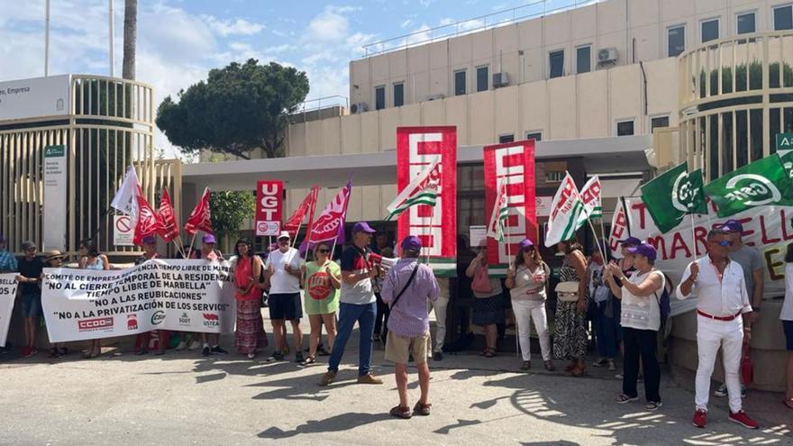 Trabajadores de laresidencia, en unaprotesta contra su cierre.