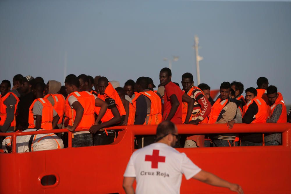 Trasladados a Málaga los ocupantes de una patera rescatada por Salvamento Marítimo