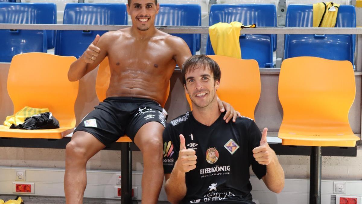 Hamza (arriba) junto a Carlos Barrón tras un entreno.