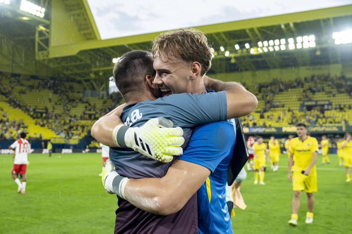 Filip Jörgensen, guardameta del Villarreal CF, se abraza con su entrenador de porteros, Marc Ramírez.