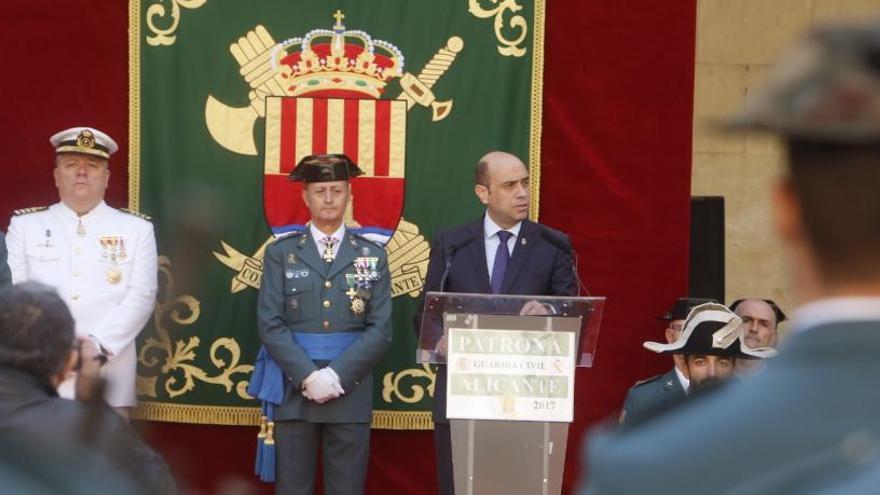 El alcalde de Alicante, Gabriel Echávarri, durante los actos de la Guardia Civil hoy en la plaza del Ayuntamiento